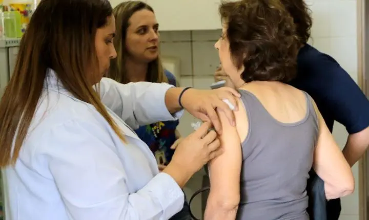 SUS amplia a oferta da vacina Pneumo 20 para idosos a partir de 85 anos