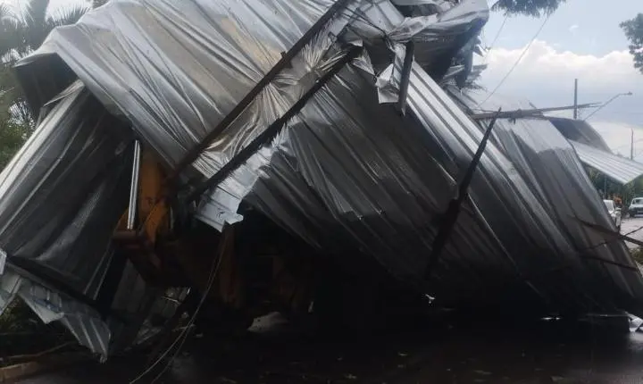Temporal causa danos em residências, derruba árvores e deixa parte de Maripá sem energia