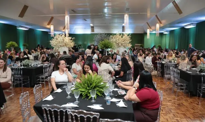 Terra Roxa celebra o Dia dos Professores com noite de confraternização e reconhecimento