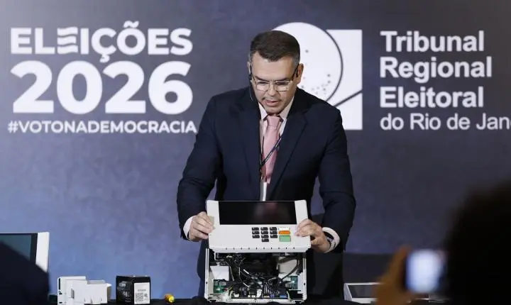 TRE-RJ desmonta urna eletrônica em evento para reafirmar segurança do voto