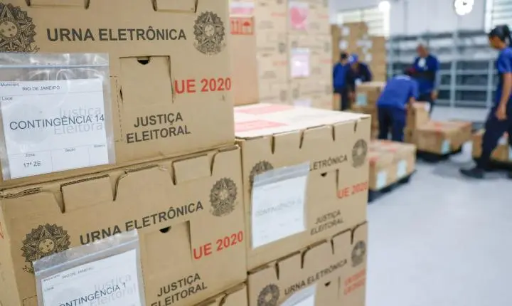 TREs distribuem urnas eletrônicas e preparam seções para a votação