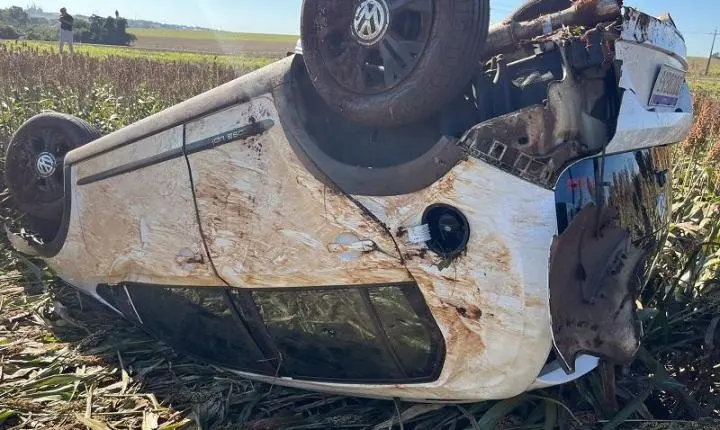 Veículo de Terra Roxa capota após motorista perder controle durante ultrapassagem na PR-182 em Maripá