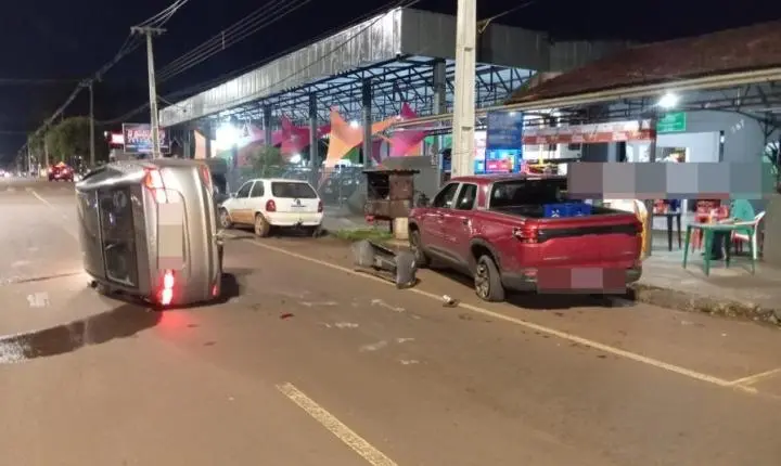 Veículo tomba após colisão com caminhonete estacionada em Palotina