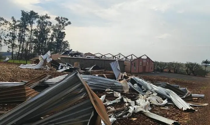 Ventos fortes causam destruição na comunidade Cinco de Outubro, em Maripá