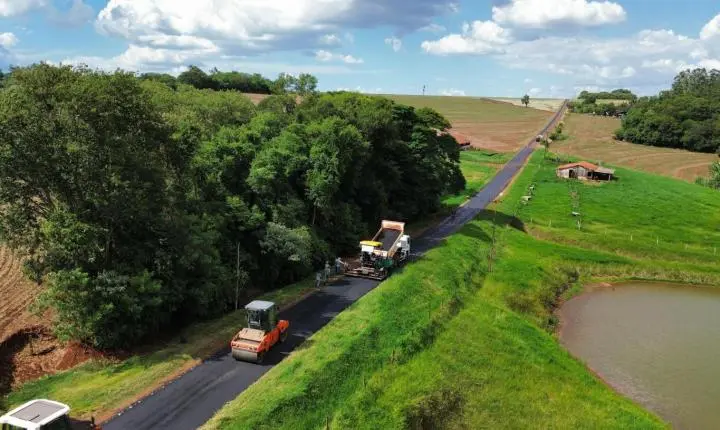 Vídeo- Prefeitura de Maripá executa recape asfáltico de mais de R$ 750 mil na MR-200, acesso à comunidade Kennedy