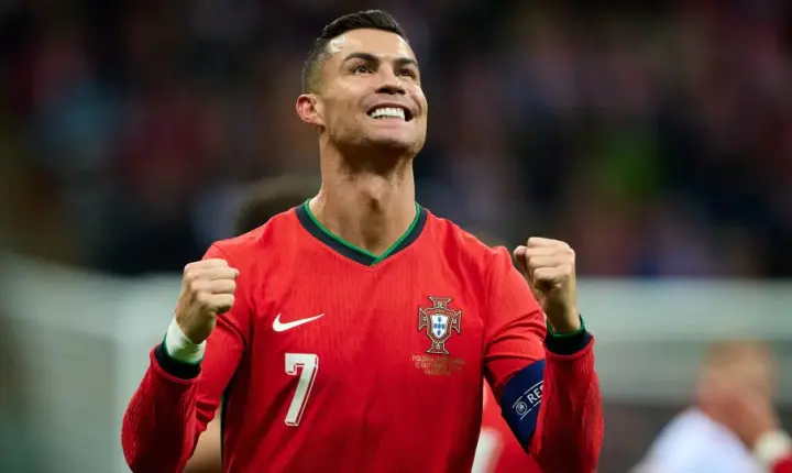 Cristiano Ronaldo vence votação e é eleito o melhor Bola de Ouro da história
