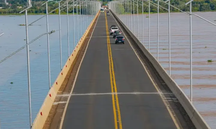 Ponte Ayrton Senna recebe novos postes com energia solar em Guaíra