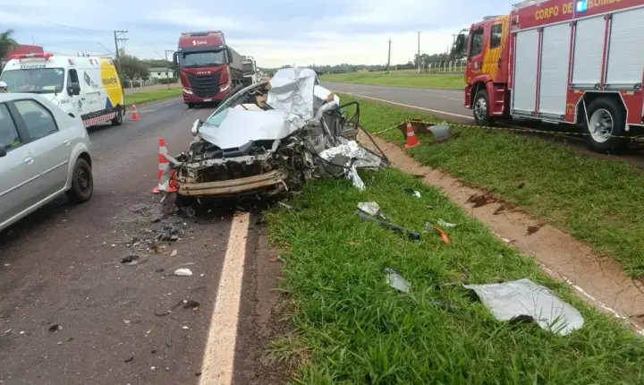 Colisão entre Corolla e carreta deixa duas pessoas mortas em Toledo