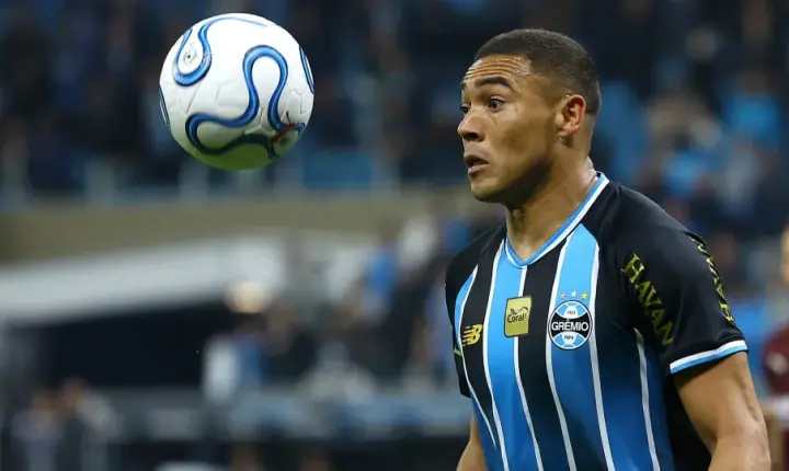 Grêmio no Brasileirão vence o Coritiba no fim e ganha fôlego na luta contra o Z4
