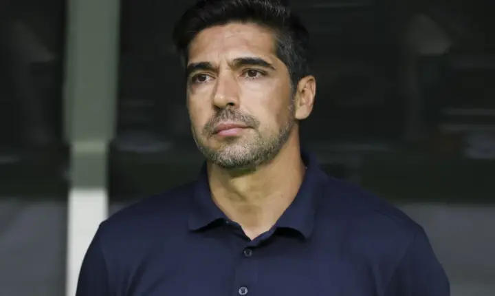 Palmeiras enfrenta o Santos na Vila Belmiro com mudanças no ataque