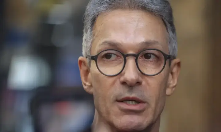 TRE-MG investiga Romeu Zema por suspeita de crime eleitoral na cabine de votação