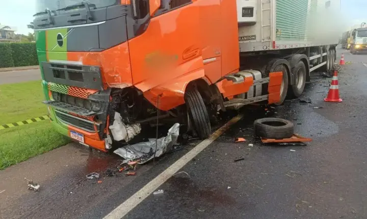 Colisão entre Corolla e carreta deixa duas pessoas mortas em Toledo