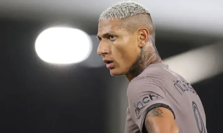Richarlison publica imagem gerada por IA com o rosto de Lula em sua tatuagem