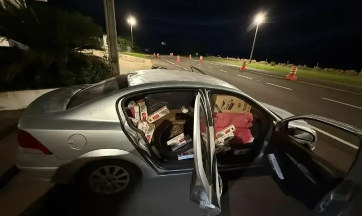 Motorista foge de abordagem policial e abandona carro carregado com mil pacotes de cigarros em Iporã