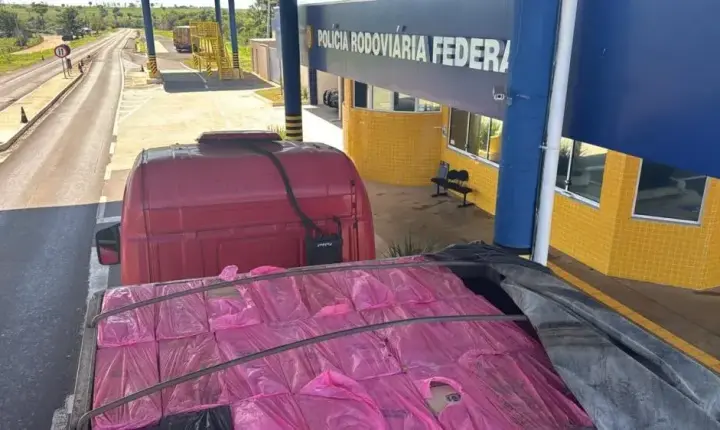 PRF apreende 600 mil maços de cigarros contrabandeados em carreta no Paraná
