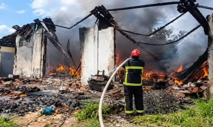 Incêndio de grandes proporções destrói barracão de recicláveis e mobiliza equipes em Francisco Alves
