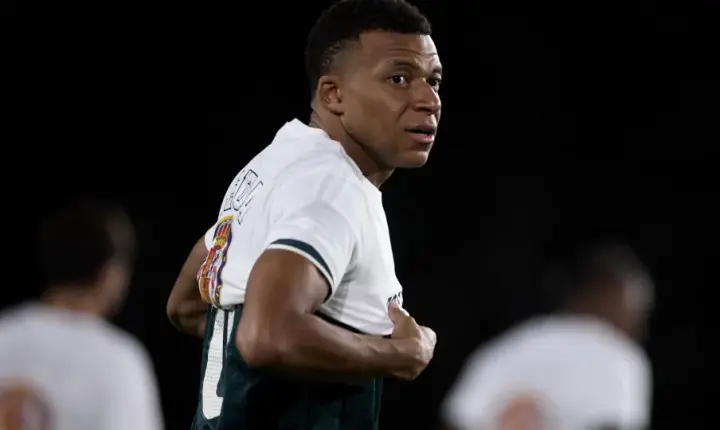 Mbappé brilha e Real Madrid derruba invencibilidade do Barcelona no Espanhol