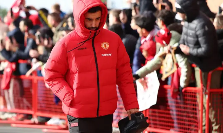 Bruno Fernandes é criticado por Gary Neville após crise no Manchester United
