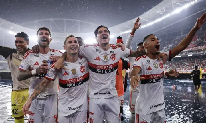 Flamengo goleia o Vasco por 4 a 1 no Campeonato Brasileiro e amplia liderança