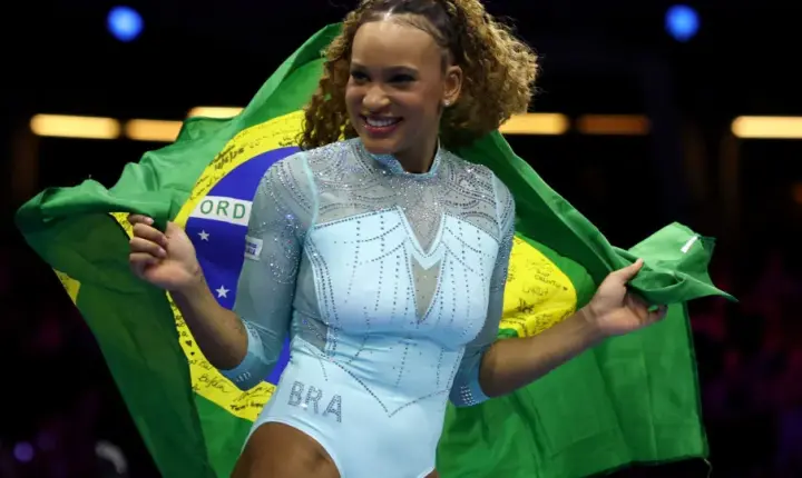 Rebeca Andrade conquista tricampeonato mundial no salto e chega a 10 pódios