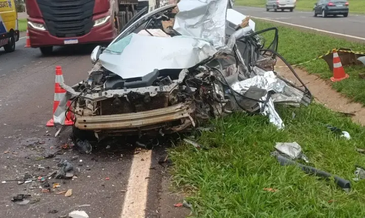 Colisão entre Corolla e carreta deixa duas pessoas mortas em Toledo