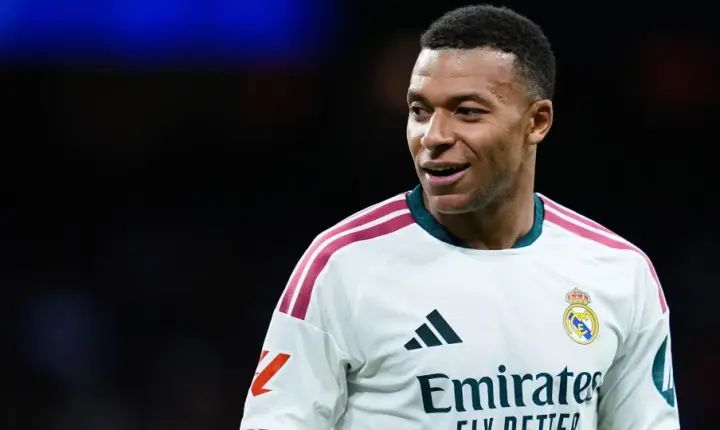 Kylian Mbappé virou um saco de pancada na China, aponta Christophe Dugarry