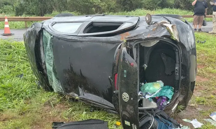 Capotamento na BR-163 deixa três pessoas gravemente feridas em Toledo